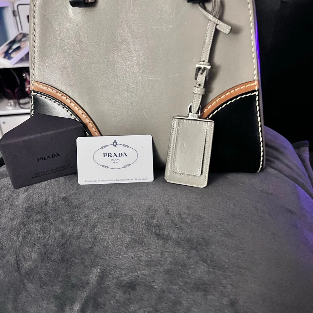 Prada Handbag!❤️ - Picture 3 of 8